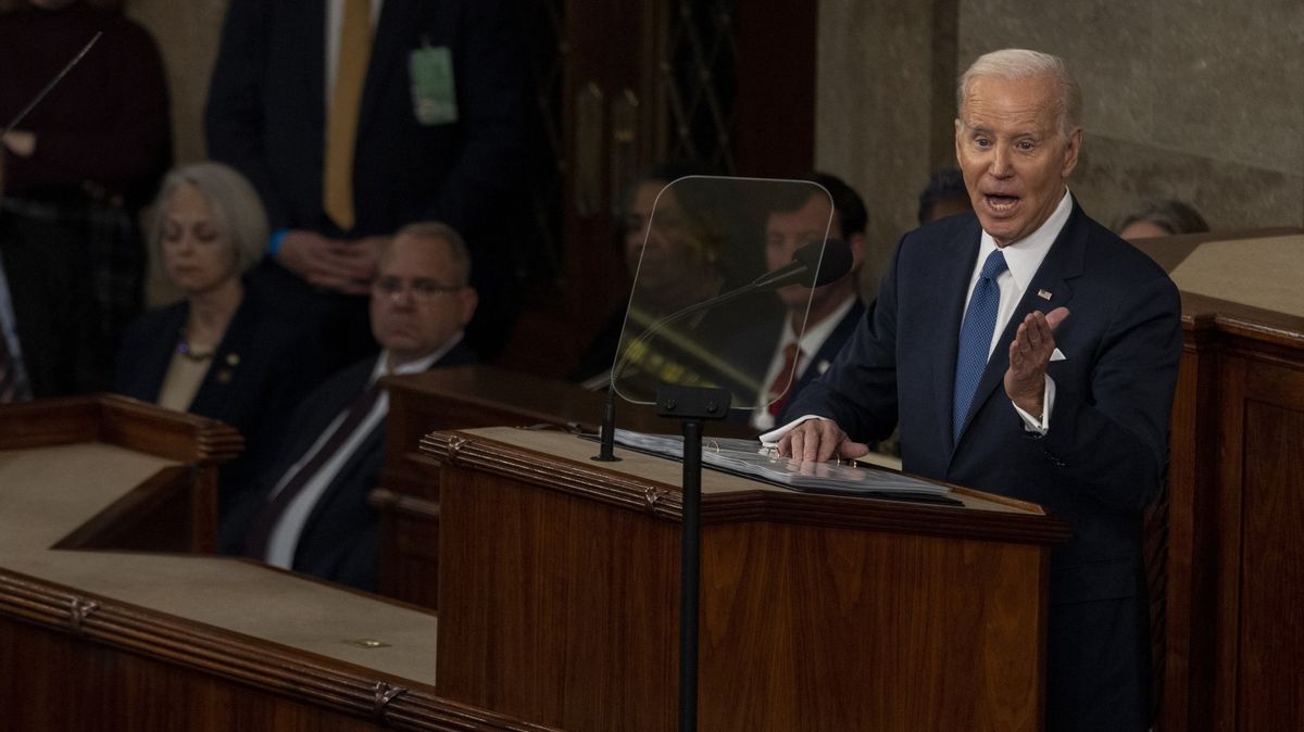 Biden chválil ekonomický pokrok a volal po zákazu útočných pušek